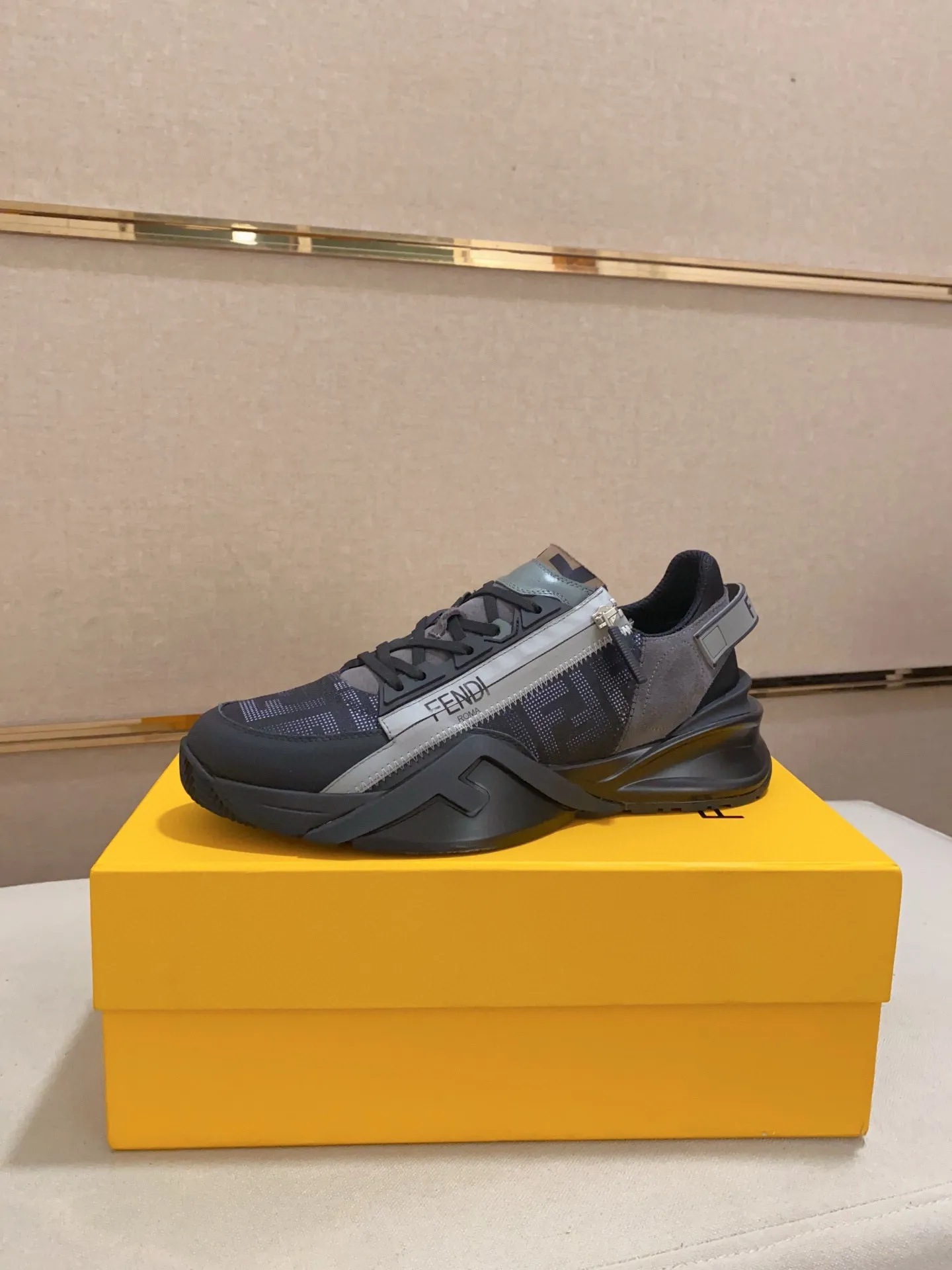 Men's shoes💰: 540💰(Higher version) [Fendi] Fendi's latest casual shoes for men! Available at counters simultaneously! A one-to-one replica of the original. Made entirely of imported top-grain calfskin, the interior is made of top-grain water-dyed cowhide, and the original factory-supplied rubber outsole. Leading new fashion concepts. Matching code: 38-44. 45 can be customized and non-returnable!